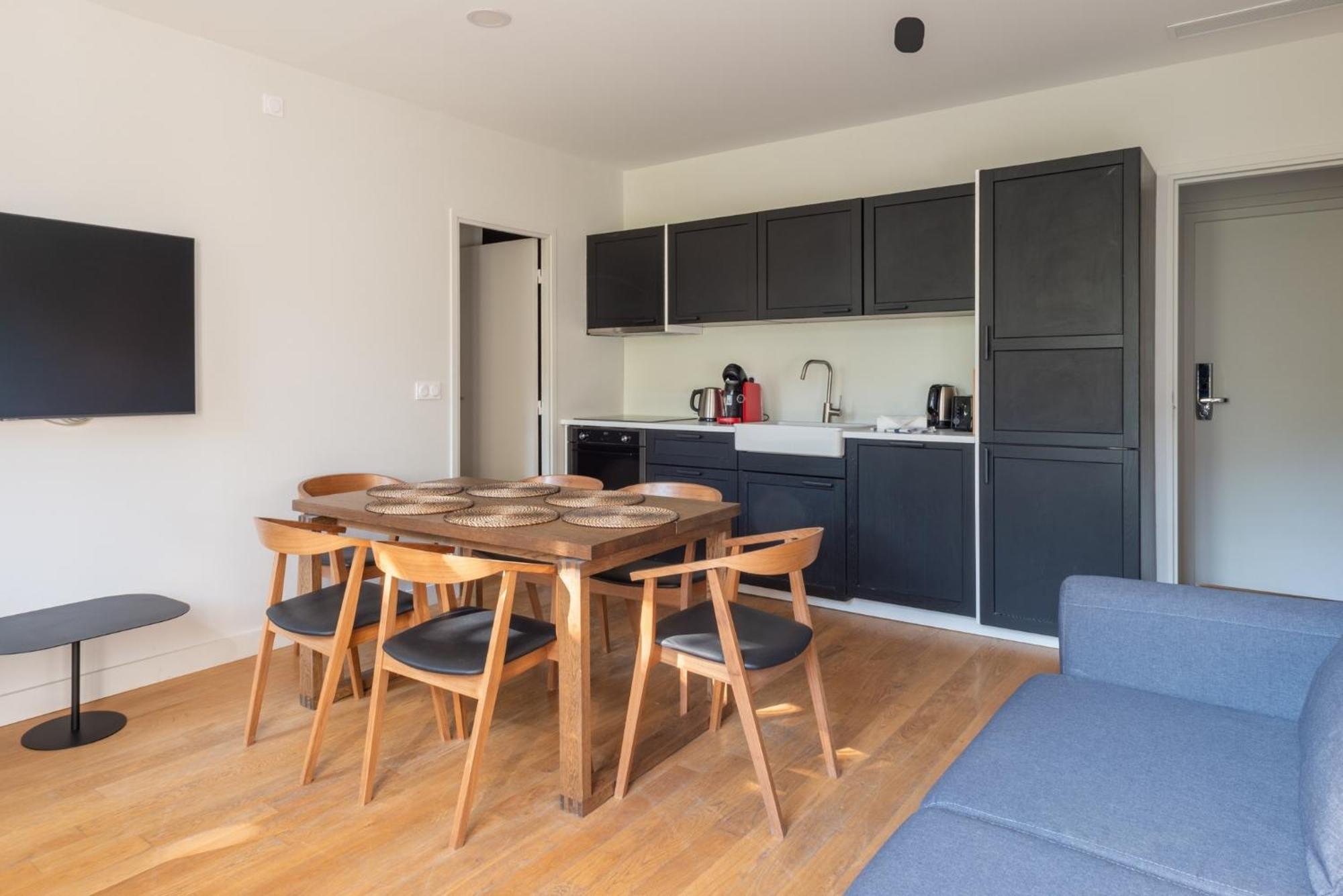 Stylish 2 Bedroom In *