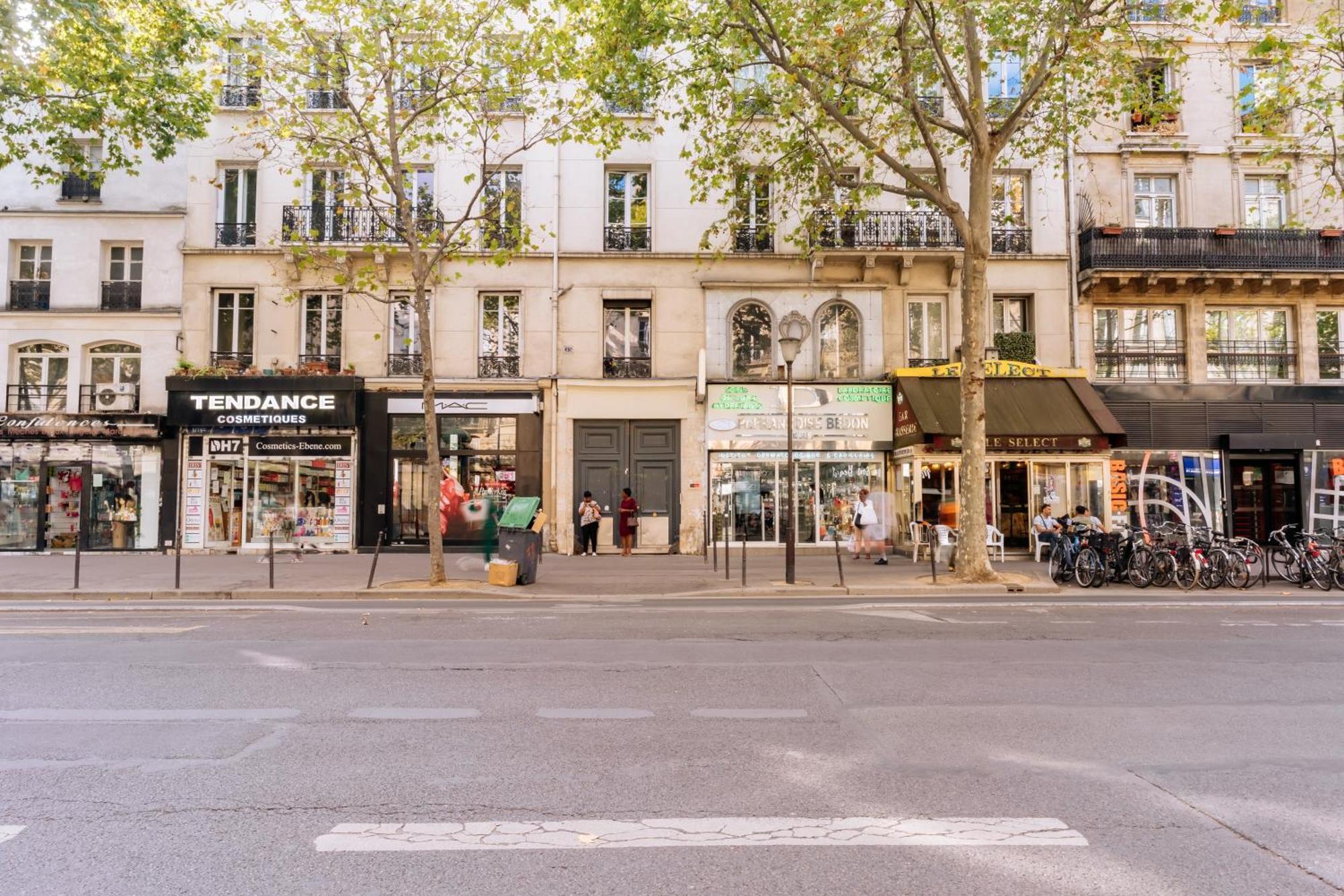 Stylish 2 Bedroom In Holiday home